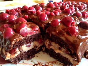 Gesztenyés-csokis-meggyes paleo sütemény